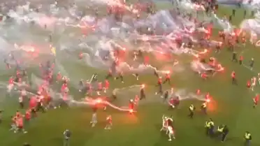 Futbol maçında taraftarlar sahaya indi, maç yarıda kaldı