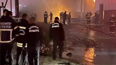 Gaziantep'te Mobilya Fabrikasında Yangın: Ekipler Müdahale Ediyor