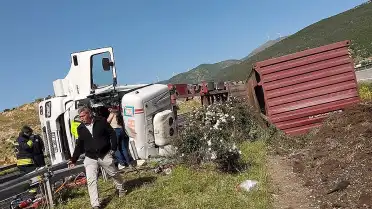 Gaziantep'te Tır Devrildi: Sürücü Yaralandı