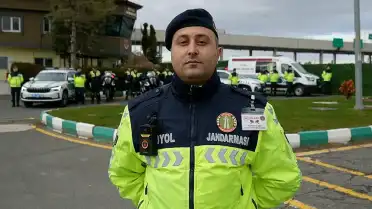 Görev Başında Şehit Olan Jandarma Astsubay Üstçavuş Yusuf Ergün'ün Baba Ocağı Türk Bayraklarıyla Donatıldı