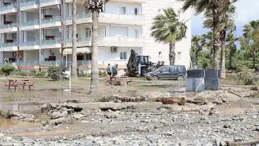 Hatay'da Sağanak Yağış Hayatı Olumsuz Etkiledi: Cadde ve Sokaklar Sular Altında Kaldı