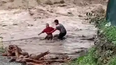 Hatay'da Selin Sürüklediği Kütükler Dere Yatağından Toplandı