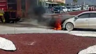 Hatay'da Seyir Halindeki Otomobil Alev Aldı