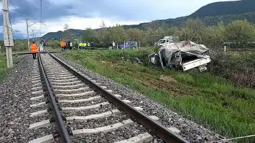 Hemzemin Geçitte Tren Kamyonete Çarptı: 4 Yaralı