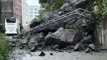 Hopa'da Heyelan: Dev Kayalar Sokağı Kapattı, Trafik Durdu