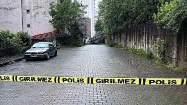 Hopa'da Yoğun Yağış Heyelana Yol Açtı: Yol Ulaşıma Kapandı