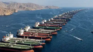 İran, Hürmüz Boğazı'nda ABD Gemilerine Uyarı Ateşi Açtı