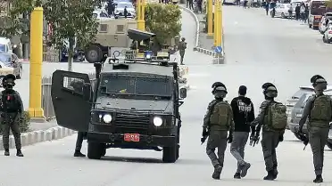 İsrail, Batı Şeria'da 40 Filistinliyi Gözaltına Aldı