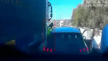 İzmir-Çeşme Otoyolu'nda Jandarma Personeli Tır ile Otomobil Arasında Sıkıştı