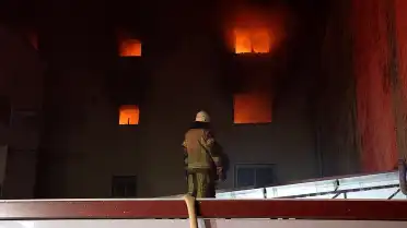 İzmir'de 5 Katlı Ayakkabı İmalathanesinde Yangın: 1 Yaralı