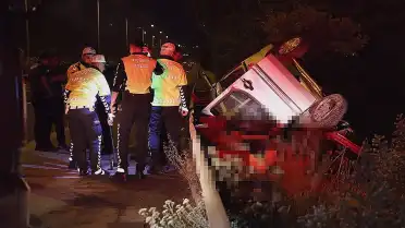 İzmir'de Feci Kaza: Hafif Ticari Araç Su Kanalına Uçtu, 2 Kişi Hayatını Kaybetti