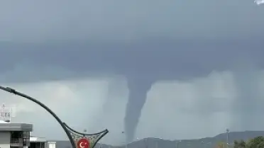 İzmir'in Menemen ilçesinde hortum oluştu