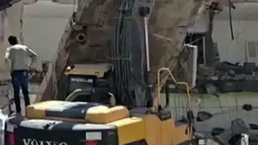 Kahta'da Yıkım Sırasında İş Makinesinin Üzerine Beton Bloğu Düştü