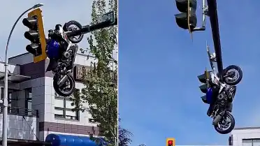 Kanada'da Trafik Kazası: Motosiklet Trafik Lambası Direğinde Asılı Kaldı