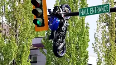 Kanada'da Trafik Lambasına Asılı Kalan Motosiklet: Sürücü Ağır Yaralandı