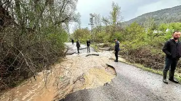 Karabük'te Sağanak ve Dolu Nedeniyle Su Taşkınları: 3 Kişi Kurtarıldı