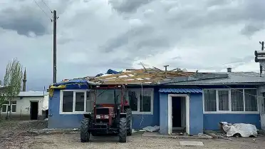 Kars'ta Şiddetli Rüzgar Maddi Hasara Yol Açtı: Çatılar Uçtu, Güneş Panelleri Savruldu