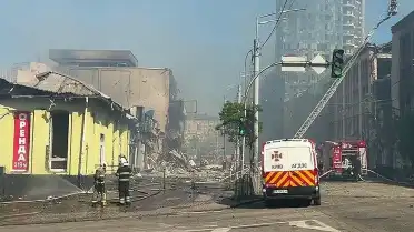 Kiev'de Füze ve Dron Saldırıları: Enkaz Kaldırma Çalışmaları CNN TÜRK Tarafından Görüntülendi