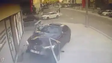 Kocaeli'de Kontrolden Çıkan Otomobil İş Yerine Girdi: Kaza Anı Kamerada