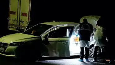 Küçükçekmece'de Polisin 'Dur' İhtarına Uymayan Araç Takip Edildi: 2 Gözaltına Alındı, 1 Polis Memuru Yaralandı
