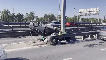 Küçükçekmece'de Trafik Kazası: Otomobil Takla Attı
