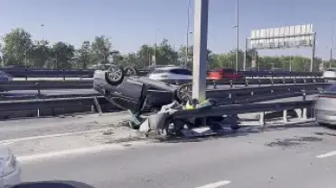 Küçükçekmece'de Trafik Kazası: Otomobil Takla Attı