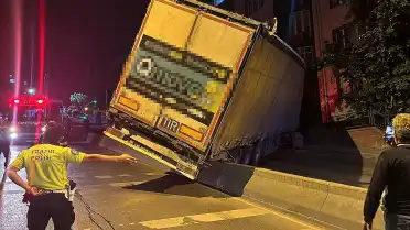 Küçükçekmece'de Yokuş Çıkarken Kontrolden Çıkan Tır Sitenin Bahçe Duvarına Çarptı