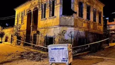 Manisa'da Tarihi Binanın Çatısı Çöktü, Park Halindeki Araç Hasar Gördü