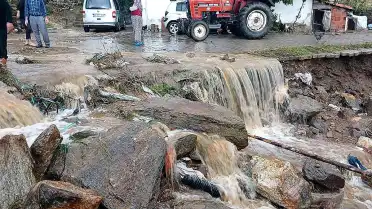 Manisa'nın Demirci İlçesinde Şiddetli Sağanak ve Dolu Hayatı Olumsuz Etkiledi