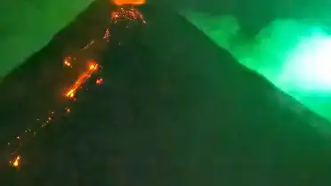 Mayon Yanardağı Üzerinde Görüntülenen Meteor, Kameraya Yansıdı