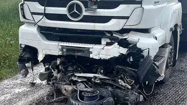 Motosiklet Tırın Altına Girerek Kaza Yaptı: 1 Ölü, 1 Ağır Yaralı