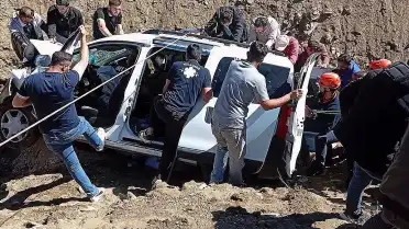 Muş'ta Çaya Düşen Otomobildeki Sürücü Yaralandı