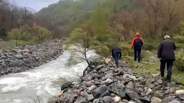 Muş'ta Köprüden Düşen Kadın Akıntıya Kapıldı, Arama Çalışmaları Sürüyor