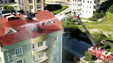 Nevşehir'de Çatı Katındaki Mutfakta Yangın: İtfaiye Büyümeden Söndürdü