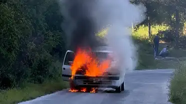 Osmaniye'de Ormana Yakın Noktada Otomobil Yangını Söndürüldü