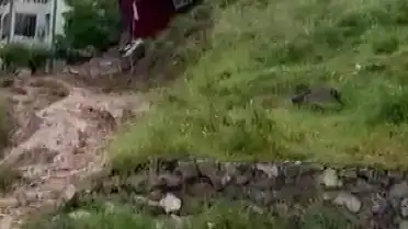 Osmaniye'de Sağanak Nedeniyle Prefabrik Ev Devrildi