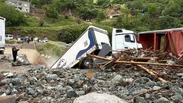 Osmaniye'nin Bahçe İlçesinde Heyelan: 6 Tır Zarar Gördü, Köy Yolları Kapandı
