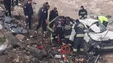 Otomobil dereye yuvarlandı: 2 kişi hayatını kaybetti, 1 kişi yaralandı