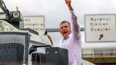 Özgür Özel, İzmir'de Miting Çağrısı Yaptı: 'Yine Meydan Meydanayız'