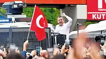 Özgür Özel, TOMA Üzerine Çıkarak Meclis'e Yürüdü