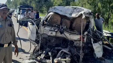 Pakistan'da Trafik Kazası: 17 Kişi Hayatını Kaybetti