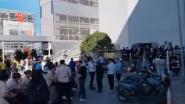 Pendik'te Alışveriş Merkezinde Yangın: Tahliye Çalışmaları Sürüyor