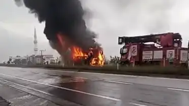 Sakarya'da Yolcu Otobüsü Motor Kısmından Alev Aldı