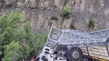 Şırnak-Uludere Kara Yolunda Elektrik Direği Yüklü Kamyon Şarampole Yuvarlandı: 1 Ölü