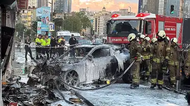 Şişli'de İş Yerine Giren Otomobil Yangın Çıkardı: 2 Yaralı