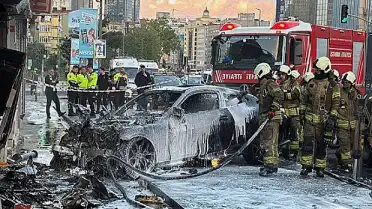 Şişli'de İş Yerine Giren Otomobil Yangın Çıkardı