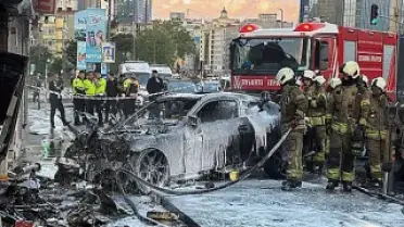 Şişli'de İş Yerine Giren Otomobil Yangın Çıkardı