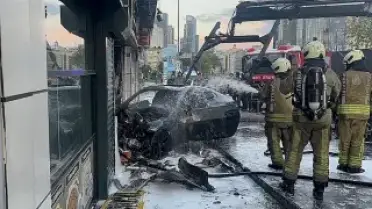 Şişli'de otomobil iş yerine daldı: 2 yaralı