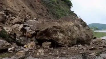 Tokat-Çat kara yolu heyelan nedeniyle ulaşıma kapandı
