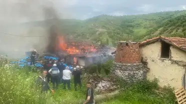 Tokat'ın Zile İlçesinde Ahşap Evde Yangın: Yapı Kullanılmaz Hale Geldi